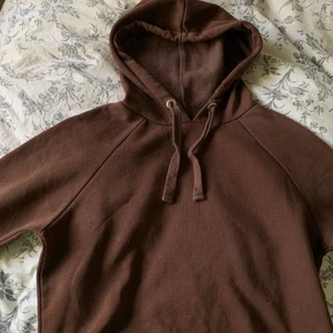 Brun hoodie🤎 Ginatricot - Den är använd 1-2gånger, fint skick🤎 Storlek Small💫 Frakt står köparen för😊