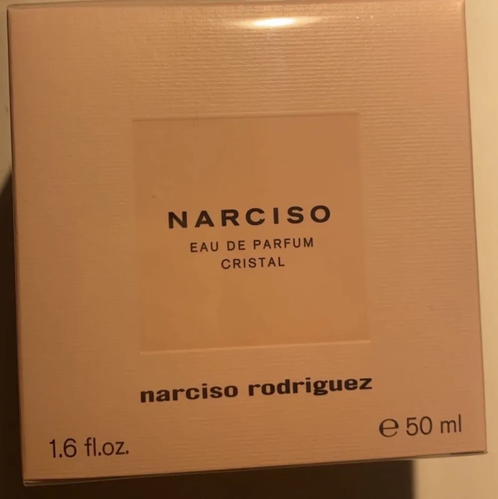 Säljer en helt ny Narciso Rodgiguez Cristal dam parfym 50 ml då jag köpte den till morsan men hon hade redan en likadan.   Kostar 999 kr hos Parfym.se Mitt pris är 599 kan frakta men kan också mötas upp ifall det önskas. Hör av er vid eventuella frågor!!. Accessoarer.