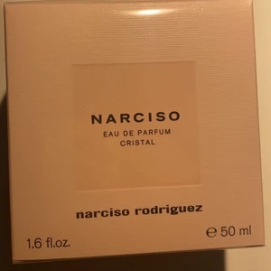 Dam parfym Narciso Rodriguez 50 Ml - Säljer en helt ny Narciso Rodgiguez Cristal dam parfym 50 ml då jag köpte den till morsan men hon hade redan en likadan.   Kostar 999 kr hos Parfym.se Mitt pris är 599 kan frakta men kan också mötas upp ifall det önskas. Hör av er vid eventuella frågor!!