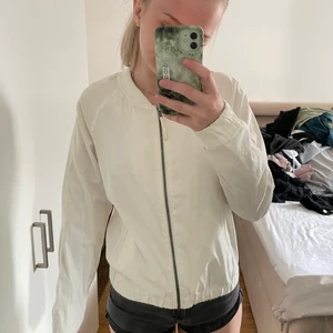 Vit jacka - En vit bomberjacka 