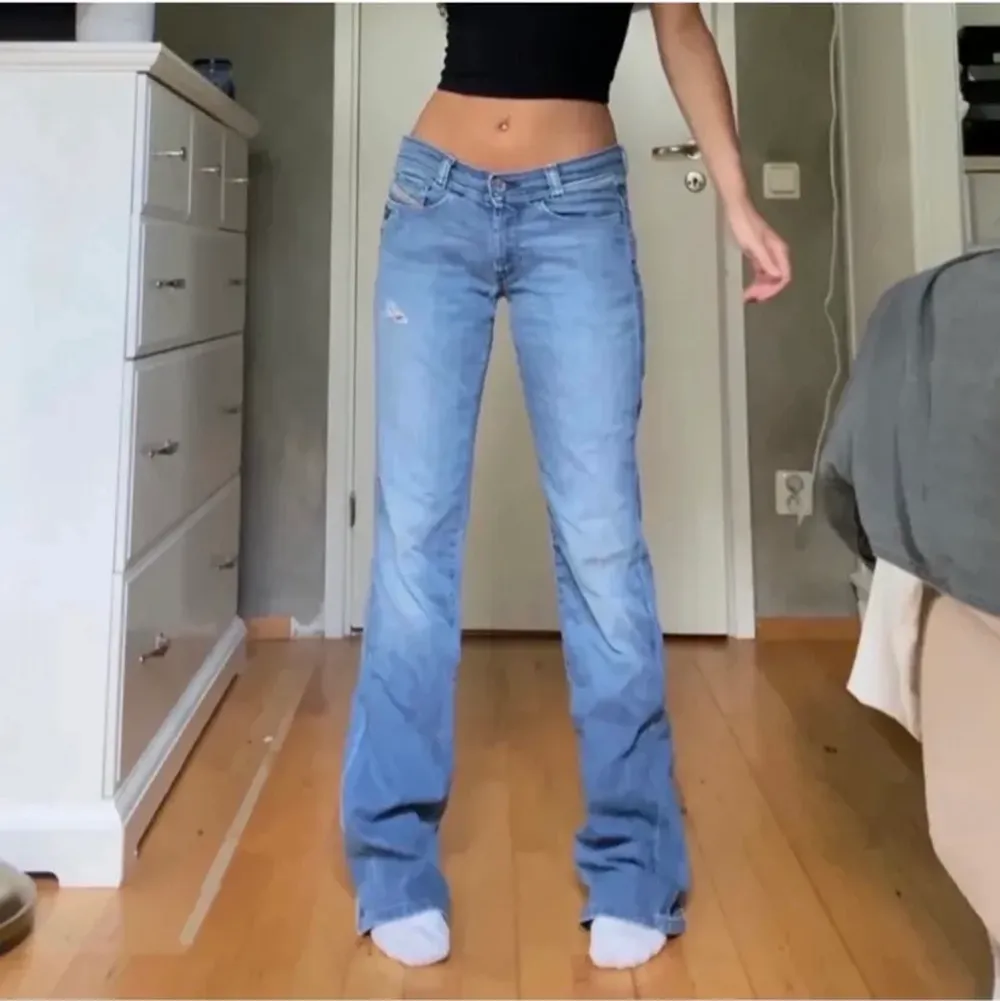 Lägger upp igen pga oseriös köpare! Jättefina jeans, tyvärr blivit försmå för mig. Strl 28/34, midjemått 80 & innerben 87 cm ❤️‍🔥(Säljer fler jeans) . Jeans & Byxor.