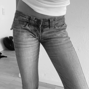 Lågmidjade jeans - Säljer dessa jättesnygga jeans. Så sköna och i en perfekt blå färg. Storlek 25, passar en med storlek 32 eventuellt 34💕lite långa på mig som är 163. Skriv privat vid frågor svarar så fort jag kan☺️