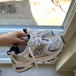 New Balance 530  - Säljer dessa New Balance 530 i storlek 37. Använda men i mycket bra skick! Nypris 1100kr. Bud är bindande🥰