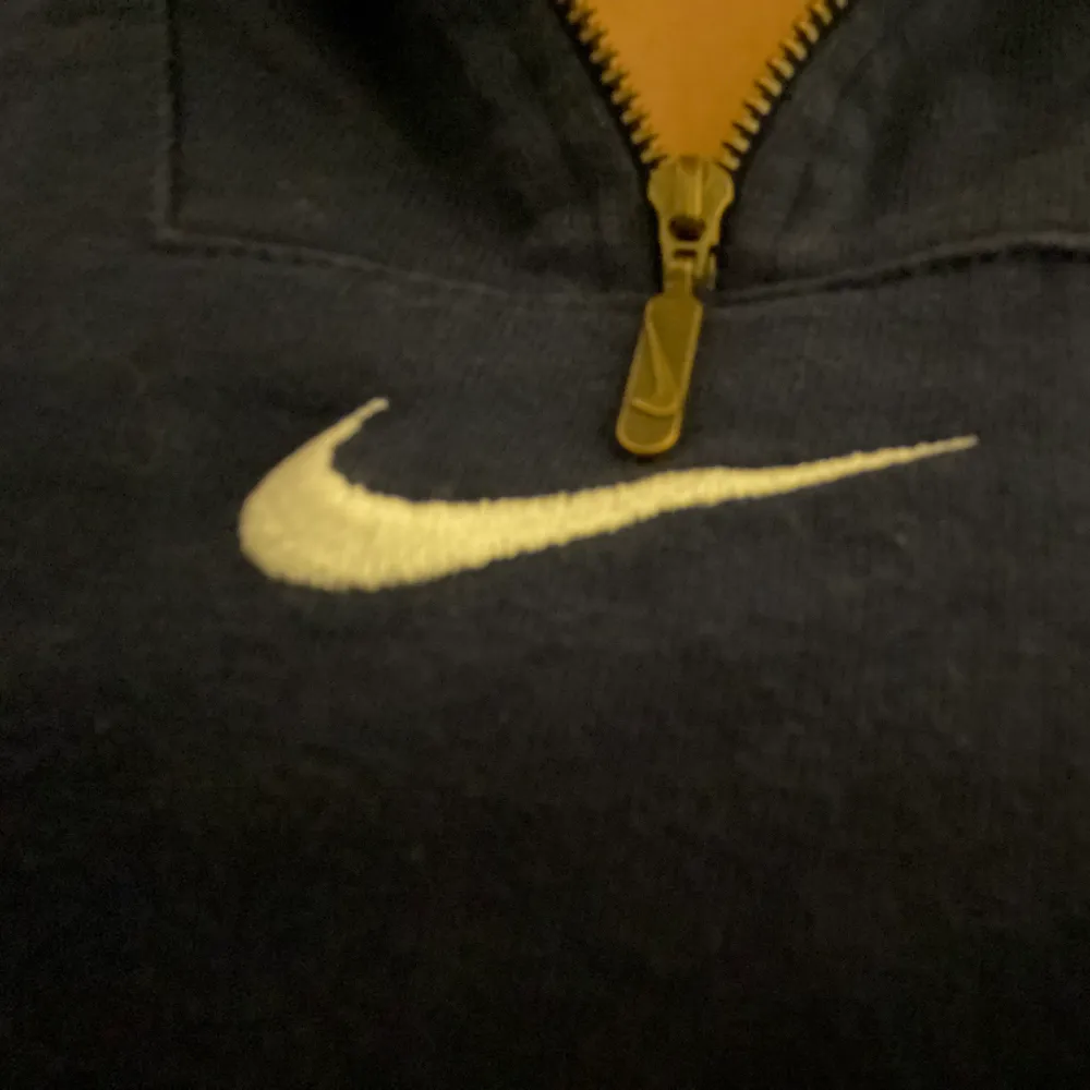 En skit snygg halfzipped tröja som tyvärr inte kommer till användning, köptes i rom. Det är en sällsynt och äldre vara av Nike. . Tröjor & Koftor.