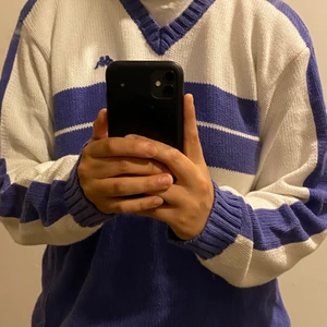 Stickad kappa tröja  - En extremt sällsynt och snygg stickad tröja av märket kappa. Jag använder denna tyvärr inte längre och därmed säljer den vidare 