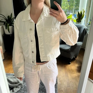 Vit jeans jacka - En jättefin och lite croppad vit jeans jacka från Gina tricot i storleken s. Aldrig andvänd endast testad, i nyskick. Kan mötas upp i Sundbyberg/stockholm annars står köparen föe frakten