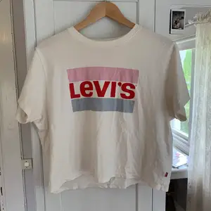 T-shirt från märket Levis i mycket fint skick! 💓 paketpris vis köpa av flera plagg, priset går att diskutera💛💫😋