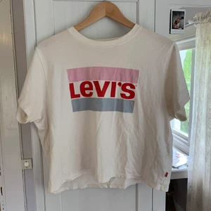 T-shirt Levis - T-shirt från märket Levis i mycket fint skick! 💓 paketpris vis köpa av flera plagg, priset går att diskutera💛💫😋