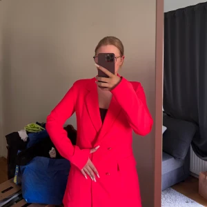 Klänning / kavaj  - Kan användas både som kavaj och klänning, figursydd 