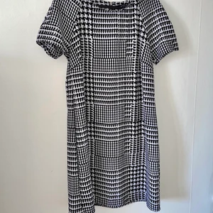 Klänning mönstrad, oanvänd. - Lite elasticitet. Oanvänd 