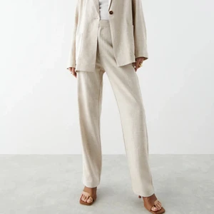 Linnebyxor gina tricot small  - Oanvända linnebyxor från Gina Tricot, storlek small. Slutsålda online och i butik. Modellen på bild är 172 cm lång och bär en storlek small. Normala i storleken.