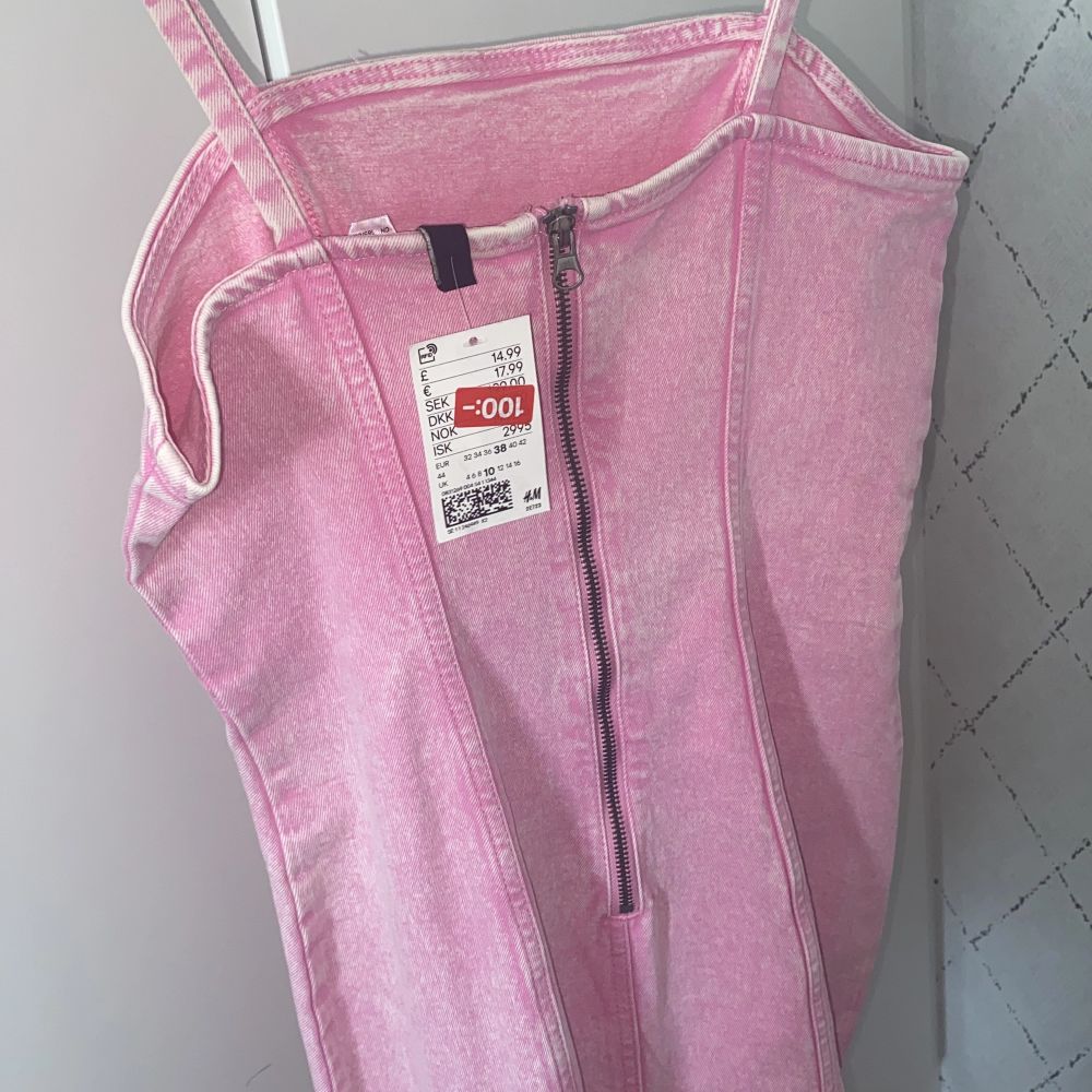 helt oanvänd rosa klänning från hm, köpt på rean förra året och har aldrig kommit till användning. Jeans material med dragkedja på ryggen, väldigt söt. Klänningar.