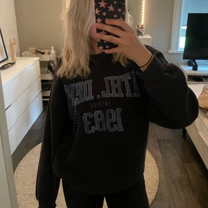 sweatshirt  - Sweatshirt från Gina tricot, säljer pga att den inte kommer till användning längre (nypris 249kr) 