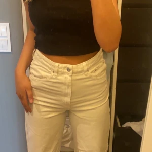 Jens från gina storlek 36 - Super söta jeans ifrån gina 300kr.Jag säljare dem för att jag inte tycker dem sitter fint passar perfekt i längden till mig som är 165cm inklusive frakt