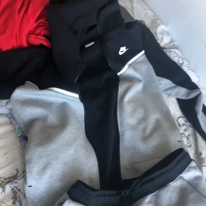 Nike tech Fleece - Svart/Grå nike tech, knappt använd. Haft i 1 månad. STORLEK MEDIUM, runt 2500-2600kr ny, säljes för 2000kr Tar emot byten 