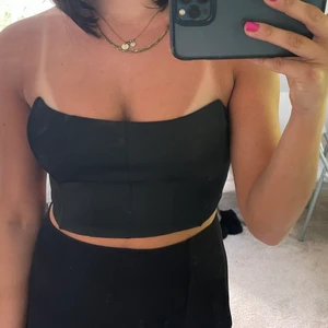 SHEIN korsett topp - En svart korsett topp i satin från SHEIN i storlek S, aldrig använd❤️ prefekt för lite festligheter till sommaren ❤️‍🔥 köparen står för frakt