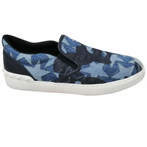 Valentino Slip on,  Storlek 42,5 - Skit snygga Valentino Slip ons i storlek 42,5. Skorna är enbart testade men aldrig använda utomhus. Nypriset på skorna ligger på 4700kr