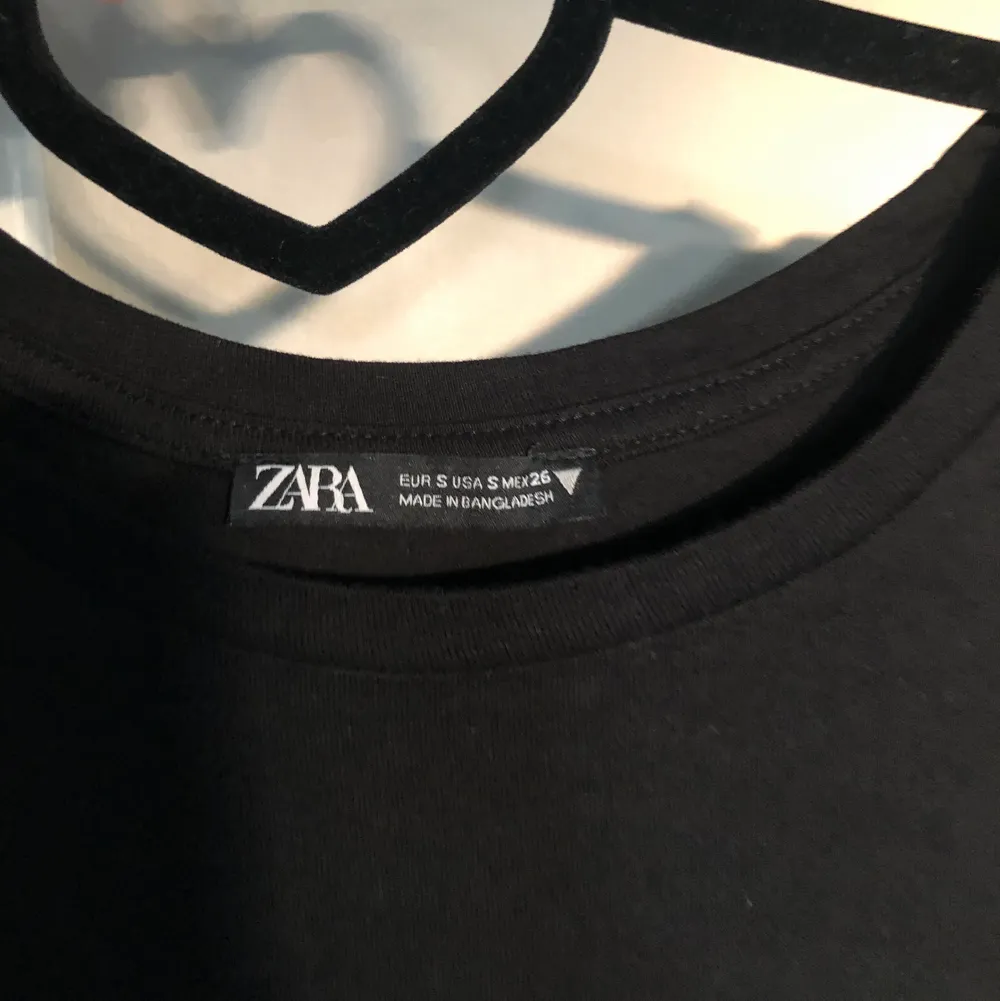 Säljer den här helt oanvända svarta gulliga t-shirten då det inte är min stil. Den är köpt från Zara för några månader sedan. 💕 Köparen står för frakten. Skriv privat om du undrar något😝. T-shirts.