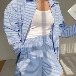 Skjorta shorts set - Storlek L, passar mer M