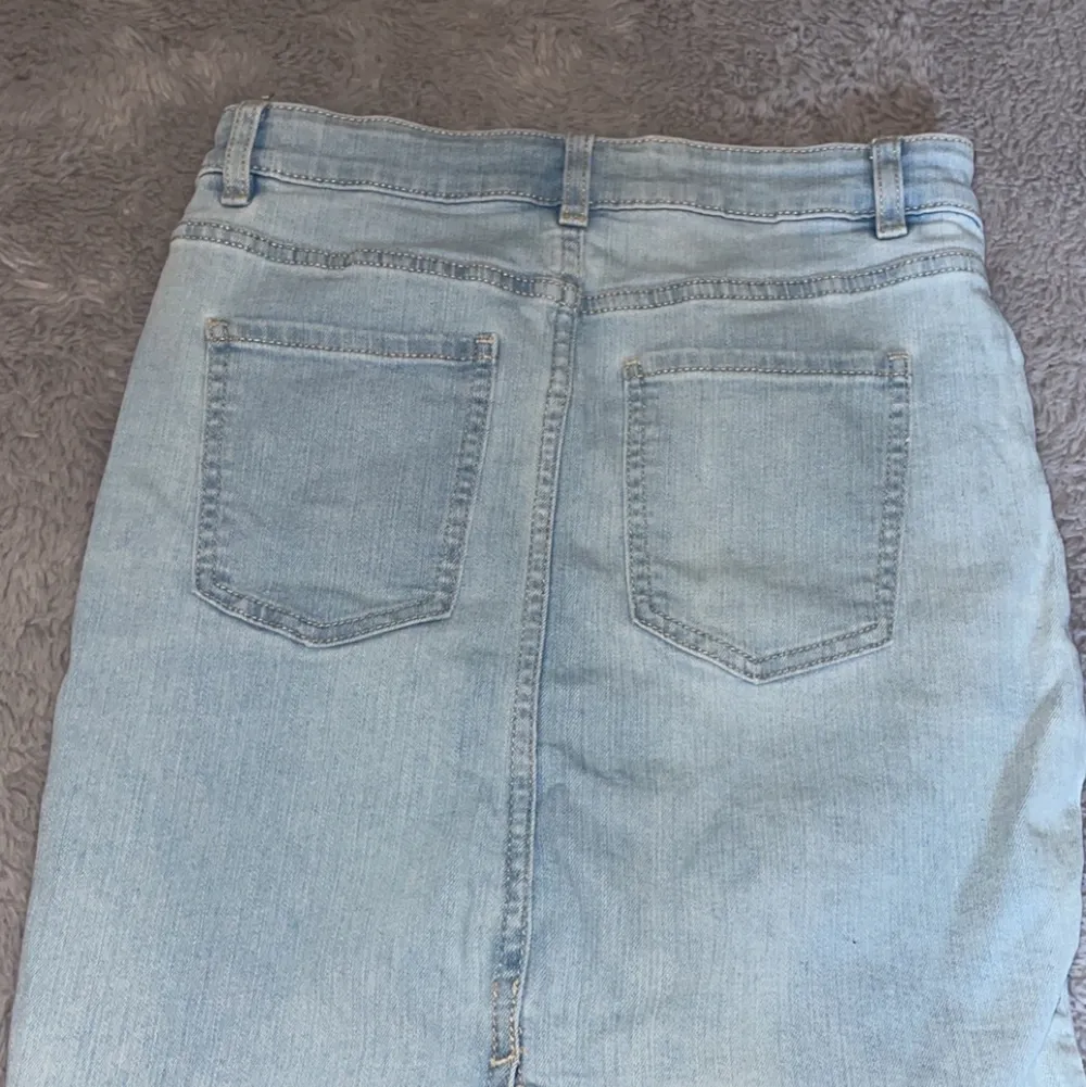 Blå jeans kjol från Gina tricot,storlek S, inte min stil därav säljs den. Säljer för 100kr, använd fåtal gånger men som ny. Finns i Borås kan skickas mot fraktkostnad, osäker på vad frakten ligger på men det ska kollas upp. . Kjolar.