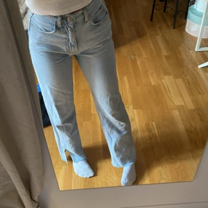GINATRICOT jeans - Nypris 600kr men säljer för 150kr eftersom de finns ett hål på höften! Storlek 32! 