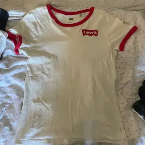 Fin vit Levis tröja med röda detaljer nyskick.  Köparen väljer frakt 