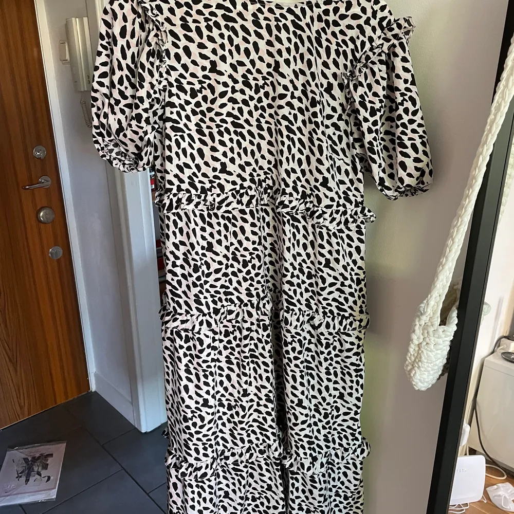 En tunn leopardmönstrad klänning från Asos. Superfin men har 2 stycken så säljer den ena. Denna är i storlek 36/38, mer en 38 skulle jag säga. Använd 5 gånger. Nyskick! . Klänningar.