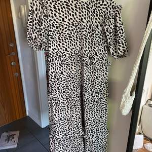 En tunn leopardmönstrad klänning från Asos. Superfin men har 2 stycken så säljer den ena. Denna är i storlek 36/38, mer en 38 skulle jag säga. Använd 5 gånger. Nyskick! 