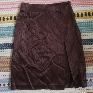 TRYCK EJ KÖP NU Brun siden kjol - Väldigt fin sidenliknande kjol i brun färg. I väldigt bra skick, säljer för att den är för liten. Står att den är strl 42, stämmer nog inte alls. Jag är runt 38 i kjolar, uppskattar kjolen i xs-s. Har legat i garderoben ett tag så lite skrynklig.