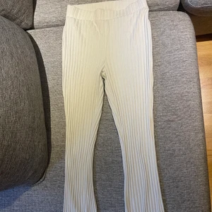 Gina byxor  - Mjuka Gina Bootcut byxor finns även i svart kolla min shop, byxorna är i bra skick💗 Skriv vid intresse 