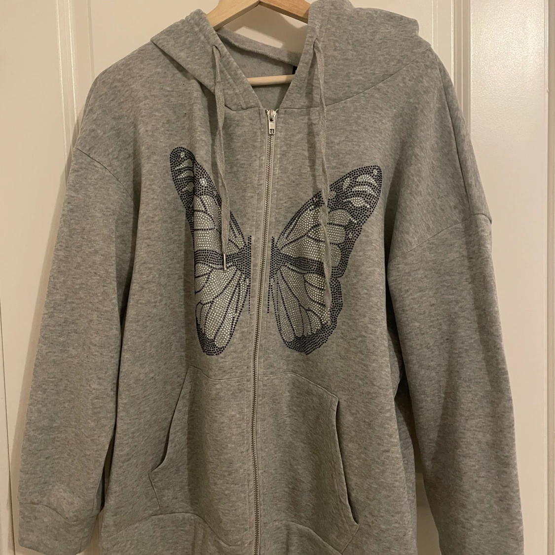 Grå kofta med fjäril tryck  - 90