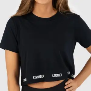 Säljer den här perfekta tränings t-shirten från stronger. Den är i ett skönt och smidigt material. Den är inklusive lite luftig och helt perfekt! Köpte för 349kr men säljer för 159kr + frakt!! ❤️❤️