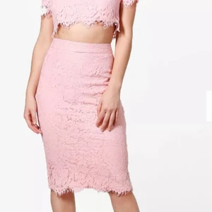 Boohoo petite spett set, stl: 32/xs, vit - Helt nytt spets set från boohoo i stl: 32 lappen sitter fortfarande kvar.  Färg: vitt Passar bra till skolavslutning..