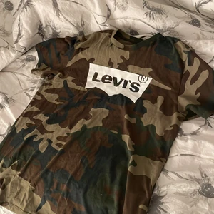 Levis t-shirt - levis t-shirt i mycket bra skick, säljer pågrund av att den inte kommer till användning ☺️
