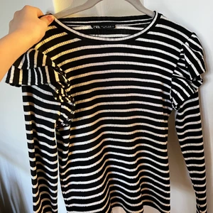 Zara volang tröja - Super fin tröja från zara, helt ny använd ca 2 gånger. Säljer då den inte kommer till användning!! !Finns ej kvar på hemsida!  Storlek S 