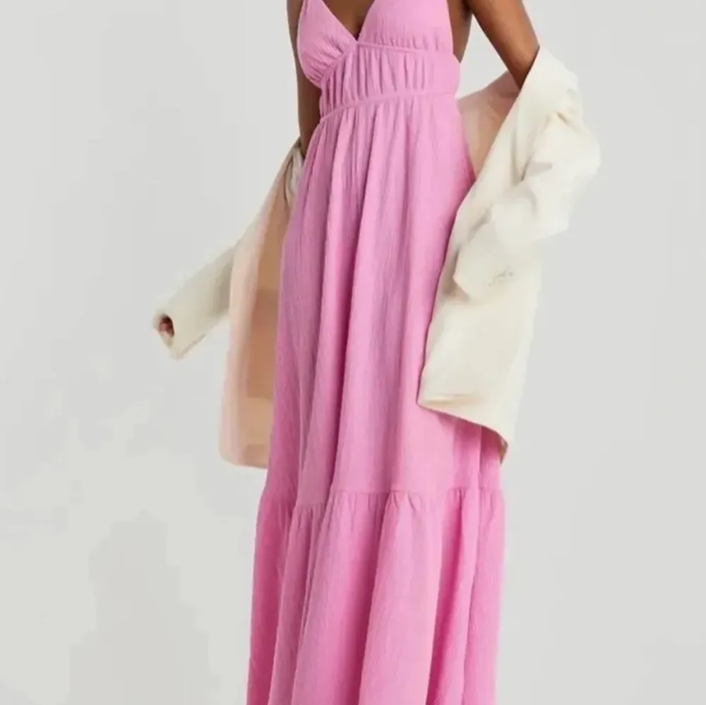 Lånade bilder!💕 Säljer min super fina rosa klänning från Gina tricot då den inte har kommit till ngn användning.💕Frakten står köpare för☺️. Klänningar.