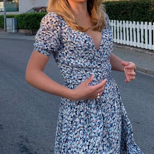 🌼💙Blommig klänning från Ralph Lauren💙🌼 - Somrig kort klänning i blått blommigt mönster med band runt🌼🌼🌼 Märket är Ralph Lauren från deras Denim&Supply kollektion. Den är i väldigt gott skick och perfekt nu till sommaren🙏🏼 Säljs vanligtvis för ca 1500 kr men säljer den för 400 kr! Köparen står för frakt:)