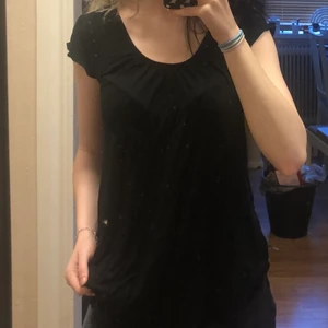 svart blus - svart t-shirt med veckad urringning är storlek L men skulle säga att den sitter som en M