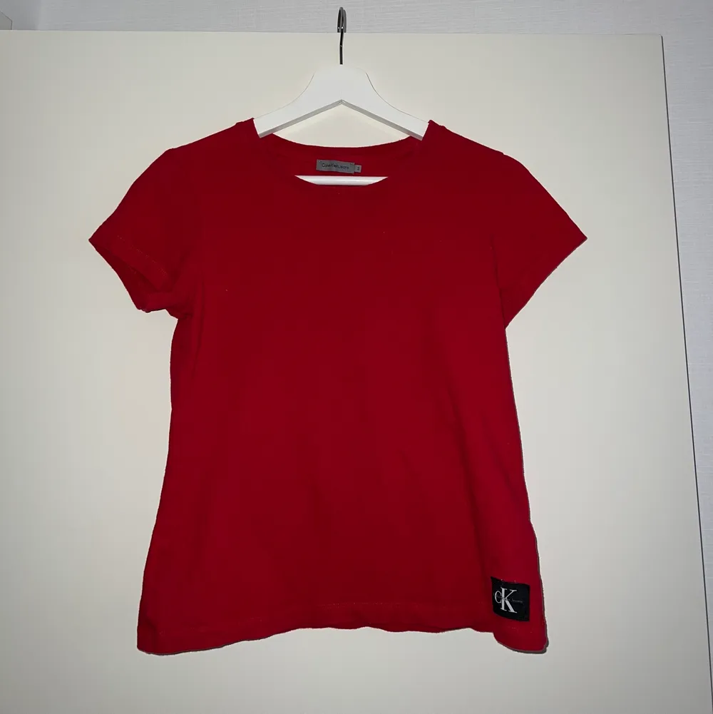 Röd Calvin Klein t-shirt i storlek S. T-shirts.