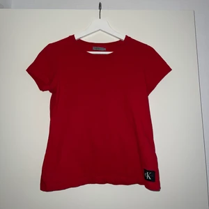 Calvin Klein t-shirt - Röd Calvin Klein t-shirt i storlek S