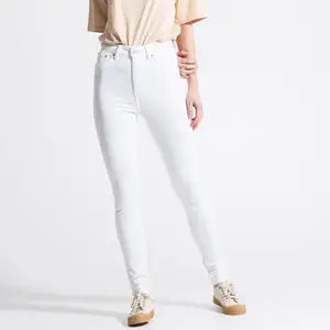Säljer dessa vita jeans i nyskick med tight passform. Använda ett fåtal gånger.                                                 (Bilderna är från hemsidan)