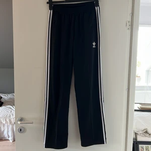 Svarta adidasbyxor - Raka svarta Adidasbyxor, storlek S. Använda fåtal gånger så i mycket bra skick! Köparen står för frakt❤️‍🔥