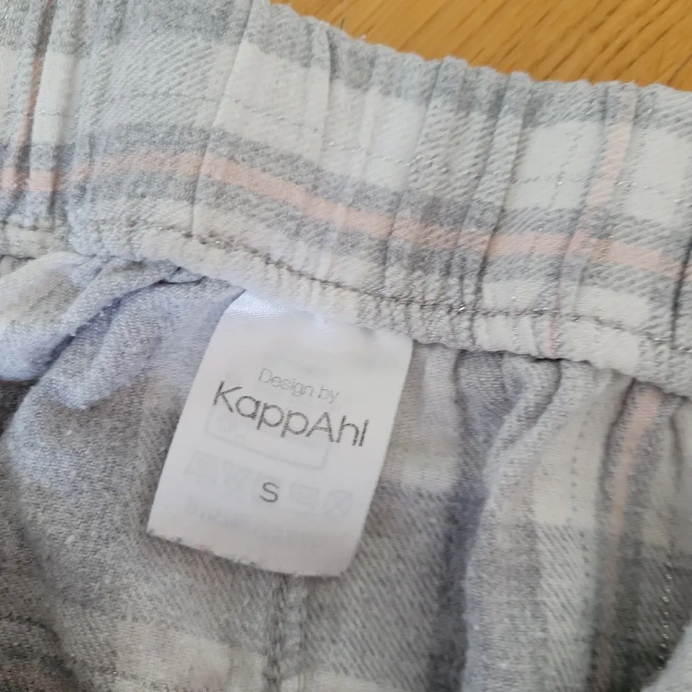 Rutiga pyjamasbyxor från KappAhl i storlek S. De är använda, men i bra skick! De är skrynkliga på bilden, men de sitter jättebra på. Köparen står för frakten💕. Jeans & Byxor.