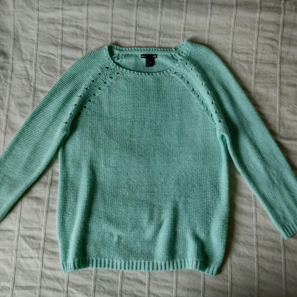 Mintgrön/pastellfärgad stickad tröja i storlek S. Sparsamt använd. 100% akryl.. Tröjor & Koftor.