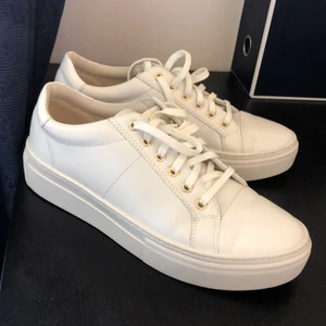 Vagabond skor - Så så så fina vita Vagabond skor. Tyvärr så kommer de inte till någon användning då jag har alldeles för många skor. Skorna är endast använda en gång och de är i hur bra skick som helst. Storlek 39 Nypris: 999kr, mitt pris: 500kr+frakt 