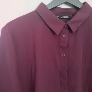 Vinröd tunn blus - Fin blus i tunt material. Vinröd.