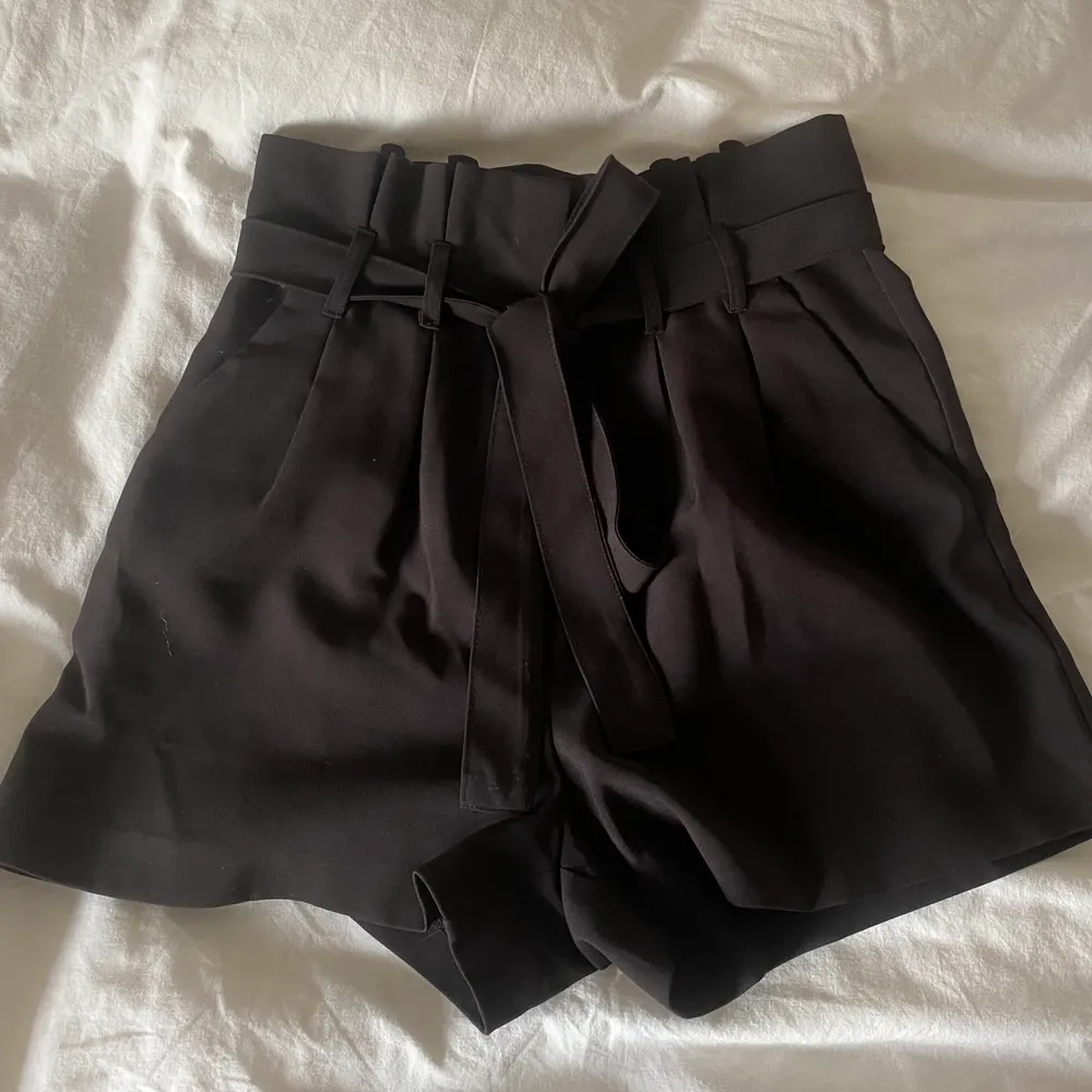 Svarta kostymshorts köpta på BikBok, storlek XS. Shorts.
