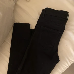 Jeans  - Svarta högmidjade jeans, strechigt material 💞