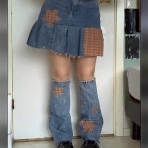 Upcycled monki jeans till kjol och benvärmare! Tvätta försiktigt, helst i tvättpåse! Jag bjuder på frakten!
