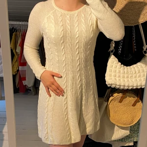 Stickad klänning  - Vit stickad klänning från Hollister i storlek L men hyfsat tajt så skulle uppskatta den till en S eller M. Stor garderobsrensning så kolla gärna in mina andra plagg, samfraktar gärna :) 